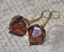 Retro statementörhängen med kastanjebruna vintage bicone-pärlor i akryl, strassrondeller, mässingsdetaljer och guldpläterade kro