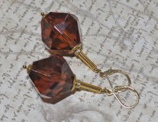 Retro statementörhängen med kastanjebruna vintage bicone-pärlor i akryl, strassrondeller, mässingsdetaljer och guldpläterade kro