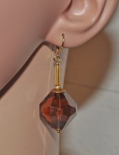 Retro statementörhängen med kastanjebruna vintage bicone-pärlor i akryl, strassrondeller, mässingsdetaljer och guldpläterade kro