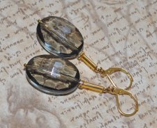Retro statement-örhängen med stora fasetterade ovala vintagepärlor i antracitgrå akryl (25×18 mm) från 1960-talet. Dekorerade me