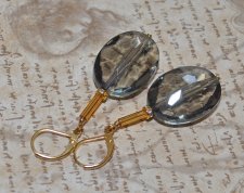 Retro statement-örhängen med stora fasetterade ovala vintagepärlor i antracitgrå akryl (25×18 mm) från 1960-talet. Dekorerade me