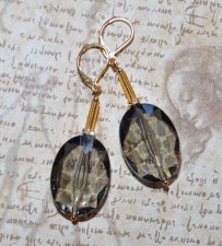 Retro statement-örhängen med stora fasetterade ovala vintagepärlor i antracitgrå akryl (25×18 mm) från 1960-talet. Dekorerade me