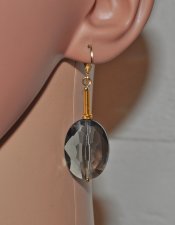 Retro statement-örhängen med stora fasetterade ovala vintagepärlor i antracitgrå akryl (25×18 mm) från 1960-talet. Dekorerade me