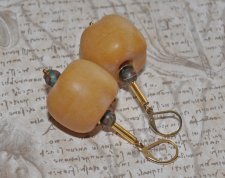 Vintage 1960-tals örhängen i senapsgul akryl med Dzi-agatpärlor, guldfärgade bugle beads, mässingsdetaljer och 18K guldpläterade