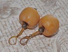 Vintage 1960-tals örhängen i senapsgul akryl med Dzi-agatpärlor, guldfärgade bugle beads, mässingsdetaljer och 18K guldpläterade