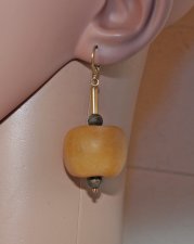 Vintage 1960-tals örhängen i senapsgul akryl med Dzi-agatpärlor, guldfärgade bugle beads, mässingsdetaljer och 18K guldpläterade