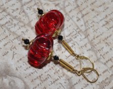 Vintage 1970-tals örhängen i lingonröd akryl med facetterade svarta spinellpärlor, guldfärgade bugle beads, mässingsdetaljer och