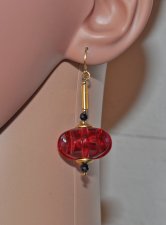 Vintage 1970-tals örhängen i lingonröd akryl med facetterade svarta spinellpärlor, guldfärgade bugle beads, mässingsdetaljer och