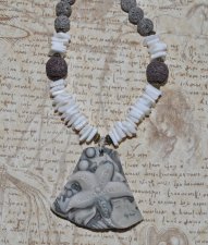 halsband med picassojaspis sjöstjärna, grå lavapärlor, vita snäckskalschips och bronsfärgade detaljer. Boho-stil, unikt handgjor