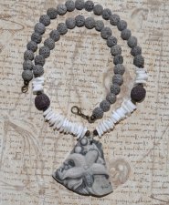 halsband med picassojaspis sjöstjärna, grå lavapärlor, vita snäckskalschips och bronsfärgade detaljer. Boho-stil, unikt handgjor
