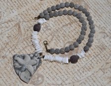halsband med picassojaspis sjöstjärna, grå lavapärlor, vita snäckskalschips och bronsfärgade detaljer. Boho-stil, unikt handgjor