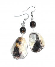 Unika handgjorda örhängen med bruna och vita ostronsnäckor från svenska västkusten och runda rökkvartspärlor. Silverpläterade kr