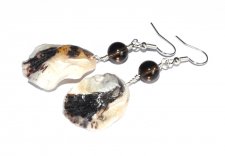 Unika handgjorda örhängen med bruna och vita ostronsnäckor från svenska västkusten och runda rökkvartspärlor. Silverpläterade kr