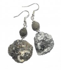 Handgjorda örhängen med grå och svarta snäckor från den svenska västkusten och mörkgrå lavapärlor, silverpläterade krokar, unikt