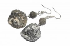 Handgjorda örhängen med grå och svarta snäckor från den svenska västkusten och mörkgrå lavapärlor, silverpläterade krokar, unikt