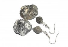 Handgjorda örhängen med grå och svarta snäckor från den svenska västkusten och mörkgrå lavapärlor, silverpläterade krokar, unikt