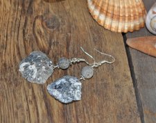 Handgjorda örhängen med grå och svarta snäckor från den svenska västkusten och mörkgrå lavapärlor, silverpläterade krokar, unikt