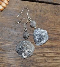 Handgjorda örhängen med grå och svarta snäckor från den svenska västkusten och mörkgrå lavapärlor, silverpläterade krokar, unikt
