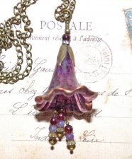 Handgjort OOAK-halsband med stort frostat lucite-blomhänge, handmålat i iriserande nyanser samt aubergine, svart vinbär, plommon