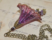 Handgjort OOAK-halsband med stort frostat lucite-blomhänge, handmålat i iriserande nyanser samt aubergine, svart vinbär, plommon
