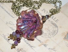 Handgjort OOAK-halsband med stort frostat lucite-blomhänge, handmålat i iriserande nyanser samt aubergine, svart vinbär, plommon