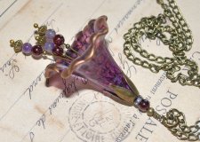 Handgjort OOAK-halsband med stort frostat lucite-blomhänge, handmålat i iriserande nyanser samt aubergine, svart vinbär, plommon
