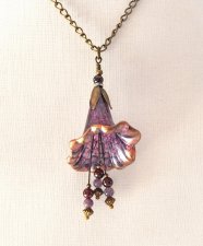 Handgjort OOAK-halsband med stort frostat lucite-blomhänge, handmålat i iriserande nyanser samt aubergine, svart vinbär, plommon