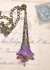 Handgjort OOAK-halsband med frostat lucite-blomhänge, handmålat i nyanser av fuchsia, plommon och lavendel. Ljuslila kristaller 