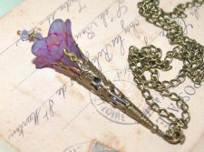 Handgjort OOAK-halsband med frostat lucite-blomhänge, handmålat i nyanser av fuchsia, plommon och lavendel. Ljuslila kristaller 