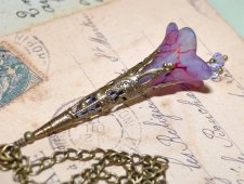 Handgjort OOAK-halsband med frostat lucite-blomhänge, handmålat i nyanser av fuchsia, plommon och lavendel. Ljuslila kristaller 