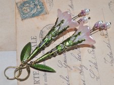 Handgjorda örhängen med handmålade luciteblommor i skimrande pärlemor och mjukt rosa, toppade med antique bronze-filigrankåpor. 