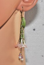 Handgjorda örhängen med handmålade luciteblommor i skimrande pärlemor och mjukt rosa, toppade med antique bronze-filigrankåpor. 