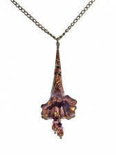 Handgjort OOAK-halsband med stor frostad lucite-blomma handmålad i svart vinbär, lila, sienna och guld. Dekorerad med filigranko