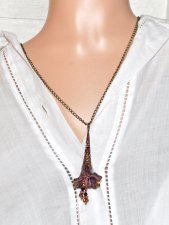 Handgjort OOAK-halsband med stor frostad lucite-blomma handmålad i svart vinbär, lila, sienna och guld. Dekorerad med filigranko