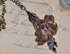 Handgjort OOAK-halsband med stort frostat lucite-blomhänge, handmålat i aubergine, oliv, svart och guld. Pyntat med facetterad s