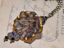 Handgjort OOAK-halsband med stort frostat lucite-blomhänge, handmålat i aubergine, oliv, svart och guld. Pyntat med facetterad s