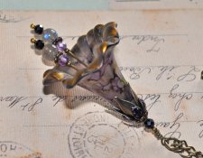 Handgjort OOAK-halsband med stort frostat lucite-blomhänge, handmålat i aubergine, oliv, svart och guld. Pyntat med facetterad s