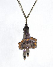 Handgjort OOAK-halsband med stort frostat lucite-blomhänge, handmålat i aubergine, oliv, svart och guld. Pyntat med facetterad s