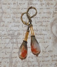 Victorian-inspirerade örhängen med fasetterade kristalldroppar i Opaque White Toffee Opal, filigrandetaljer och guldfärgade glas