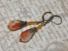 Victorian-inspirerade örhängen med fasetterade kristalldroppar i Opaque White Toffee Opal, filigrandetaljer och guldfärgade glas