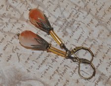 Victorian-inspirerade örhängen med fasetterade kristalldroppar i Opaque White Toffee Opal, filigrandetaljer och guldfärgade glas