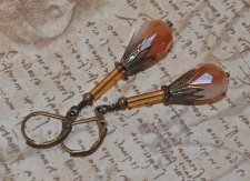 Victorian-inspirerade örhängen med fasetterade kristalldroppar i Opaque White Toffee Opal, filigrandetaljer och guldfärgade glas