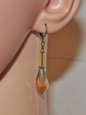 Victorian-inspirerade örhängen med fasetterade kristalldroppar i Opaque White Toffee Opal, filigrandetaljer och guldfärgade glas