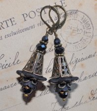 Gothic vintage örhängen med frostade svarta blommor och glänsande facetterade pärlor.