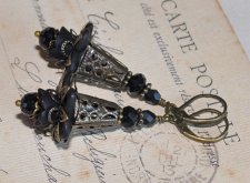 Gothic vintage örhängen med frostade svarta blommor och glänsande facetterade pärlor.