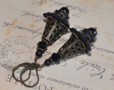 Gothic vintage örhängen med frostade svarta blommor och glänsande facetterade pärlor.