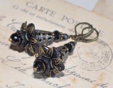 Gothic vintage örhängen med frostade svarta blommor och glänsande facetterade pärlor.