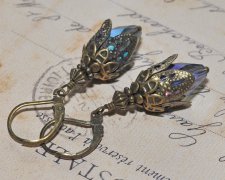 Vintageinspirerade örhängen med droppliknande iriserande kristallpärlor och antika bronsfiligrandetaljer, cirka 28 mm långa, nic