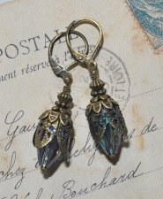 Vintageinspirerade örhängen med droppliknande iriserande kristallpärlor och antika bronsfiligrandetaljer, cirka 28 mm långa, nic