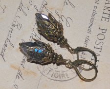 Vintageinspirerade örhängen med droppliknande iriserande kristallpärlor och antika bronsfiligrandetaljer, cirka 28 mm långa, nic